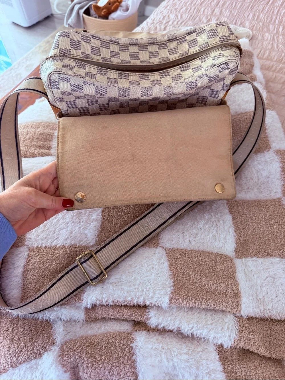 Louis Vuitton shoulder bag/ crossbody bag comes with COA